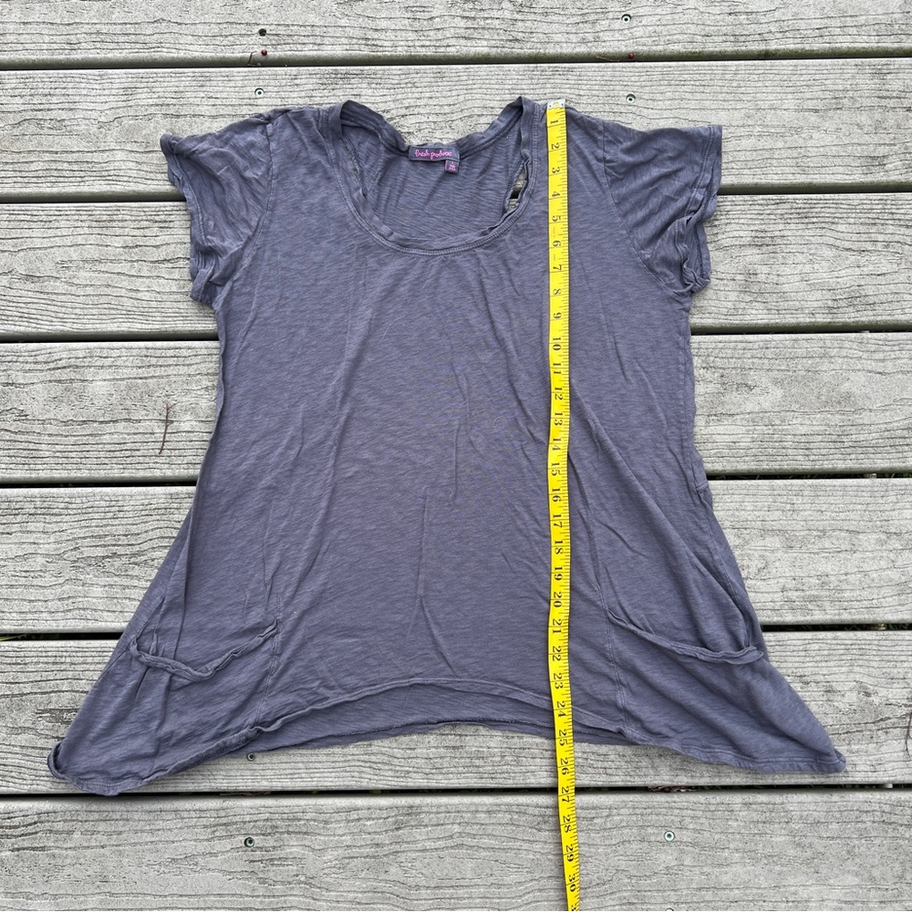 Fresh Produce: Grey Short Sleeve Top w/ Back Cut Outs. Women’s Size Large. - Picture 6 of 10